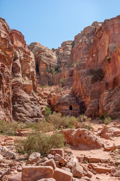 Jordan trail nelle montagne del paesaggio diurno di Petra in una giornata di sole e luminoso