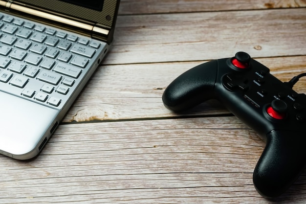 Joystick di gioco Con laptop su legno