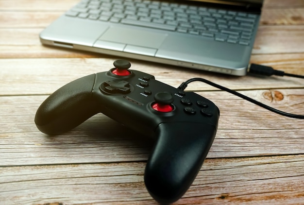 Joystick di gioco Con laptop su legno