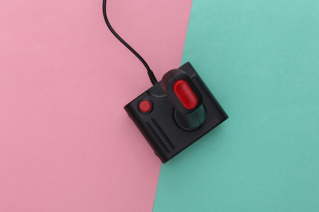 Joystick retrò su sfondo rosa pastello blu. Gioco, competizione di videogiochi