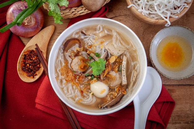 Jub di riso vietnamita, zuppa di noodle vietnamita, costine di maiale zuppa di spaghetti di riso