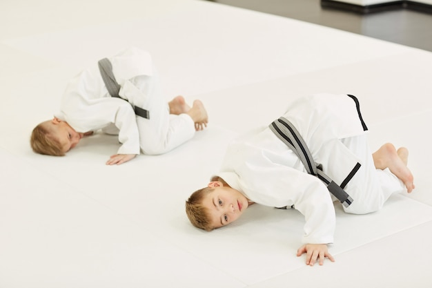 Judoisti che si esercitano in palestra