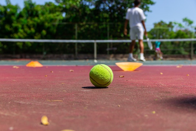 Jugador de tenis en acciÃÂ³n en la pista de tenis (enfoque selectivo, foco en el baile en primer plano).