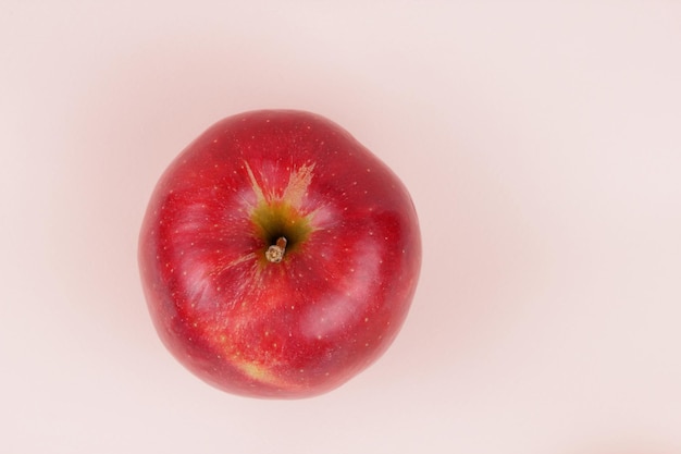 Juicy dolce tutta la mela rossa su uno sfondo chiaro Concetto di cibo sano Primo piano di un frutto rosso