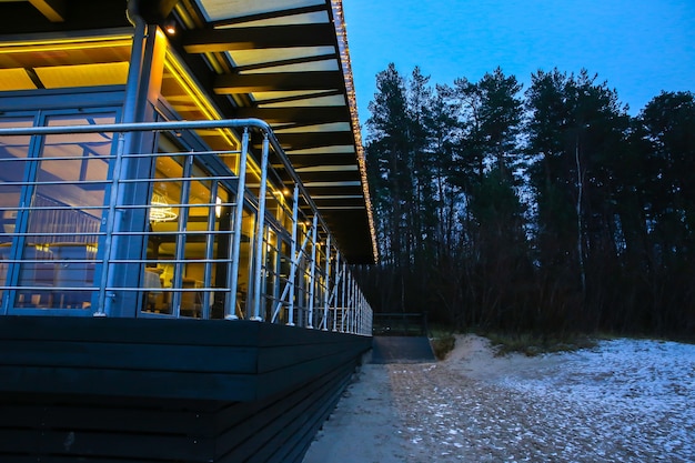 JURMALA, LETTONIA - 5 DICEMBRE 2018: Luci di Natale illuminanti al caffè. Spiaggia invernale a Jurmala Lettonia.