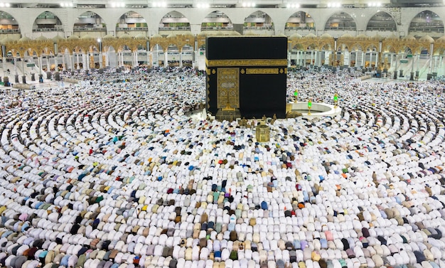 Kaaba in Mecca con folla di musulmani in tutto il mondo che prega insieme