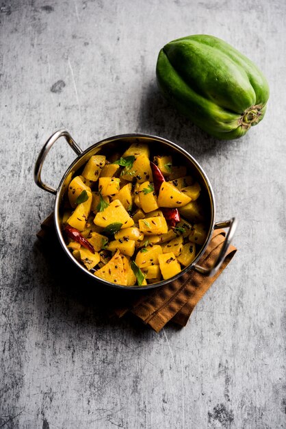 Kaccha Papita Sabji o Raw Papaya Sabzi, servito in un karahi o in una ciotola. messa a fuoco selettiva