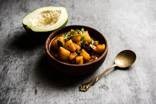 Kacha Papita sabzi con salsa o Raw Papaya curry Sabji, servito in una ciotola. messa a fuoco selettiva