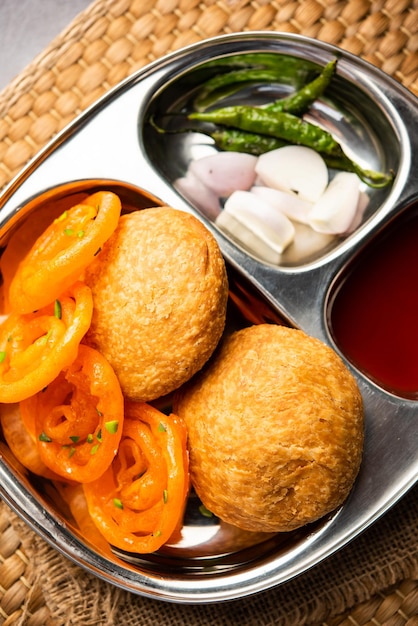 Kachori con combinazione di snack Jalebi dall'India chiamata anche kachauri kachodi katchuri imarti