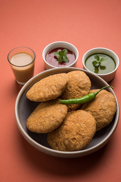 Kachori è uno spuntino piccante piatto dall'India anche scritto come kachauri e kachodi. Servito con ketchup di pomodoro. Messa a fuoco selettiva