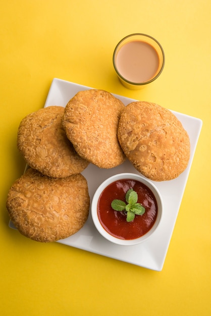 Kachori è uno spuntino piccante piatto dall'India anche scritto come kachauri e kachodi. Servito con ketchup di pomodoro. Messa a fuoco selettiva