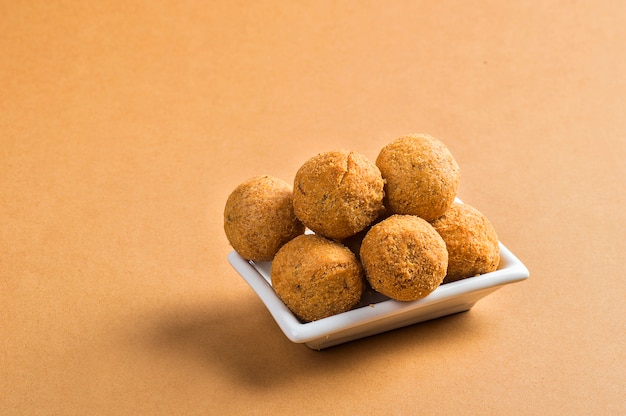 Kachori o Kachauri o Kachodi o Katchuri è uno spuntino piccante, snack con tè e insalata verde e salsa ketchup