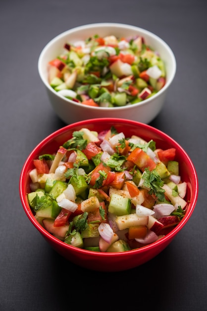 Kachumber o insalata verde indiana conosciuta anche come Koshimbir. Servito in una ciotola su sfondo lunatico. Messa a fuoco selettiva