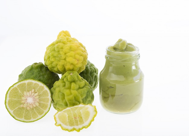 Kaffir lime, Bergomot isolato su bianco, trattamento spa capelli