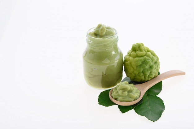 Kaffir lime, Bergomot isolato su bianco, trattamento spa capelli