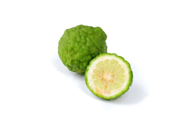 Kaffir lime (Citrus bergamia) isolato su sfondo bianco