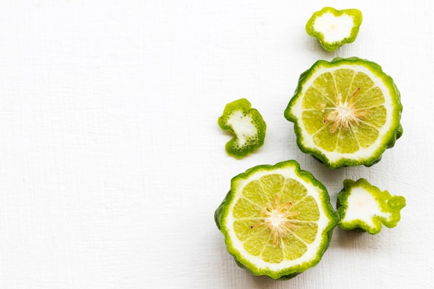 Kaffir lime erbe locali dell'Asia disposizione stile cartolina