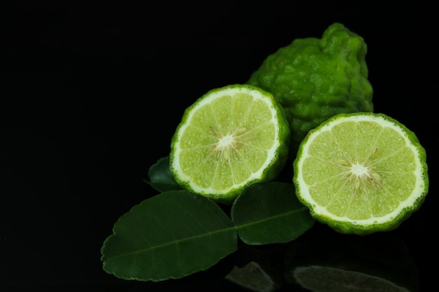 Kaffir Lime o bergamotto su sfondo nero con copia spazio per il testo.