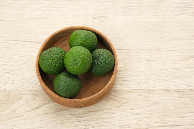 Kaffir Lime o Jeruk Limau su tavola di legno ingrediente alimentare