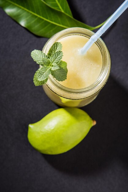 Kairi Panha OR Panna OR Raw Mango Drink è una bevanda estiva indiana tradizionale e più popolare servita in un bicchiere su sfondo colorato o in legno. Messa a fuoco selettiva