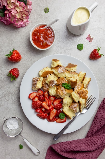 Kaiserschmarren o Kaiserschmarrn, dolce tradizionale austriaco o tedesco a base di frittelle, con frutti di bosco, marmellata di fragole o rote grutze e salsa di budino alla vaniglia.