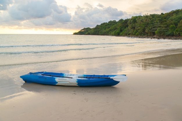 Kajak variopinti sulla spiaggia tropicale, tramonto, Tailandia