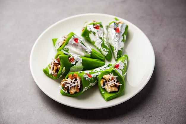 Kaju Gulkand Paan Mithai barfi dolce indiano o dessert servito in un piatto