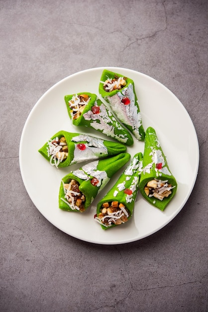 Kaju Gulkand Paan Mithai barfi dolce indiano o dessert servito in un piatto