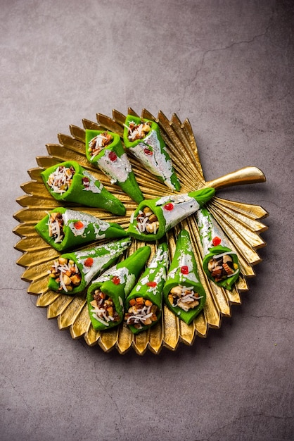 Kaju Gulkand Paan Mithai barfi dolce indiano o dessert servito in un piatto