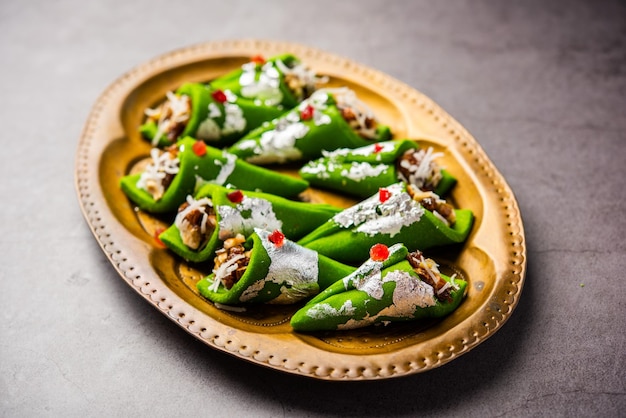 Kaju Gulkand Paan Mithai barfi dolce indiano o dessert servito in un piatto