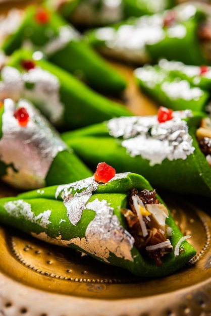 Kaju Gulkand Paan Mithai barfi dolce indiano o dessert servito in un piatto