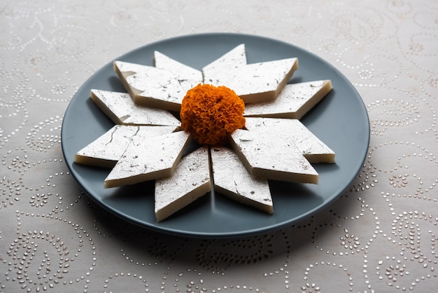 Kaju Katli, un popolare barfee dolce indiano, barfi o burfi realizzato con latte, khoya, cachew e zucchero