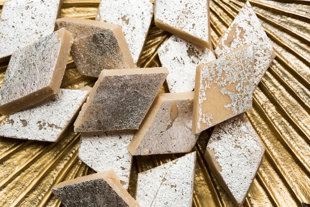 Kaju Katli, un popolare burfi dolce indiano fatto con latte, khoya, cachew e zucchero