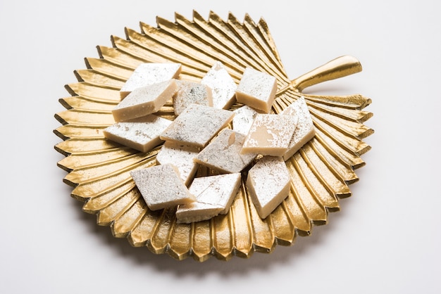 Kaju Katli, un popolare burfi dolce indiano fatto con latte, khoya, cachew e zucchero