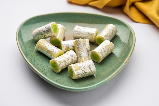 Kaju Pista Roll O Cashew Pistachio Rolls Mithai o Sigar dolce indiano o dessert per le feste