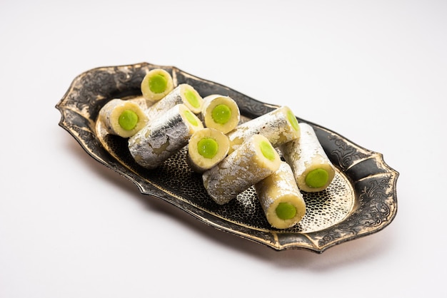 Kaju Pista Roll O Cashew Pistachio Rolls Mithai o Sigar dolce indiano o dessert per le feste