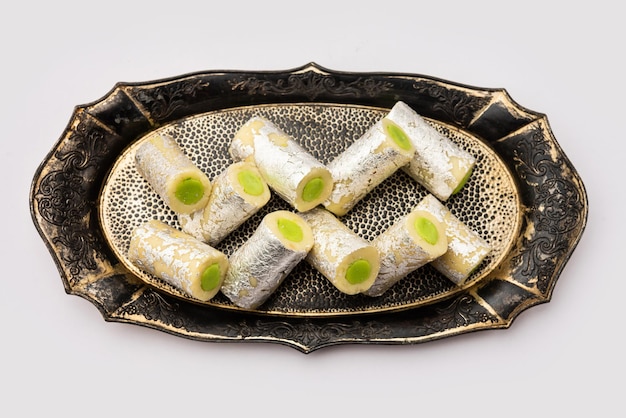 Kaju Pista Roll O Cashew Pistachio Rolls Mithai o Sigar dolce indiano o dessert per le feste