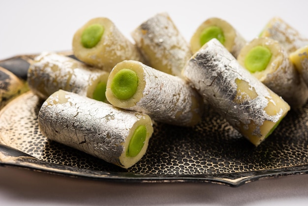 Kaju Pista Roll O Cashew Pistachio Rolls Mithai o Sigar dolce indiano o dessert per le feste