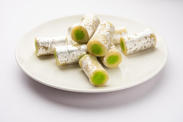 Kaju Pista Roll O Cashew Pistachio Rolls Mithai o Sigar dolce indiano o dessert per le feste