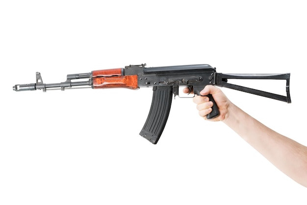 Kalashnikov sollevato da una mano in posizione orizzontale Isolato