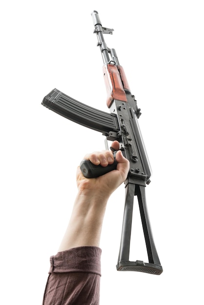 Kalashnikov sollevato da una mano in posizione verticale Isolato
