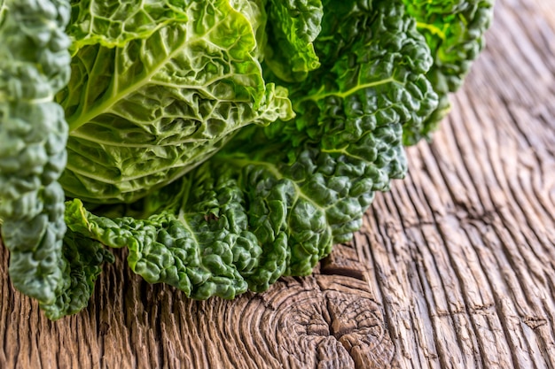 Kale Cavolo riccio fresco su tavola in rovere rustico.