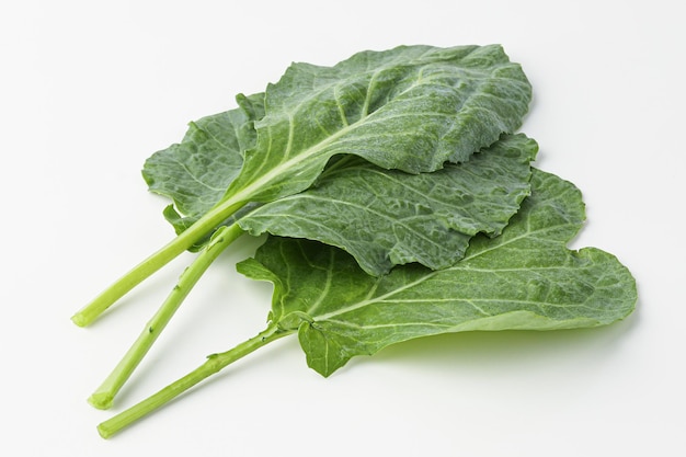 Kale kail cavolo foglia isolato su sfondo bianco