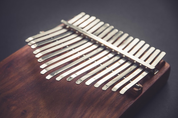 Kalimba in legno tradizionale isolata sul nero