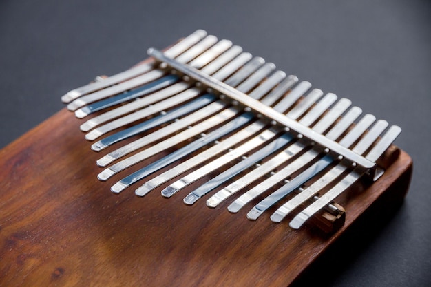 Kalimba in legno tradizionale isolata sul nero