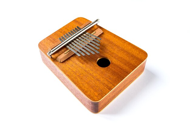 Kalimba tradizionale in legno isolato su bianco