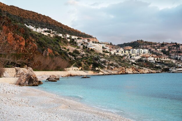 KalkanAntalyaTurchia spiaggetramonto in cittàcostaBellissimo turchese mare calmo mare vuotoVista mozzafiato sul mare in montagnacopia spazio