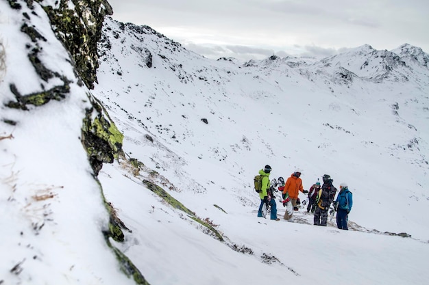 Kaltenbach Hochfugen Austria 11 gennaio 2020 un gruppo di snowboarder in freeride nelle Alpi innevate