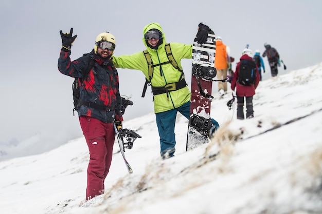 Kaltenbach Hochfugen Austria 11 gennaio 2020 un gruppo di snowboarder in freeride nelle Alpi innevate