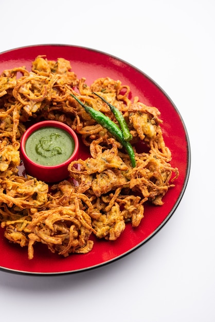 Kanda bhaji croccante o Bhajji o Pyaj Pakode o cipolla fritta pakora, delizioso cibo di strada dall'India